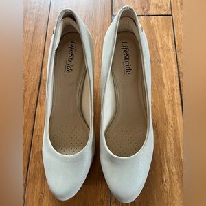 Life Stride Parigi Pumps 9.5 champagne Shimmer Heels Soft System